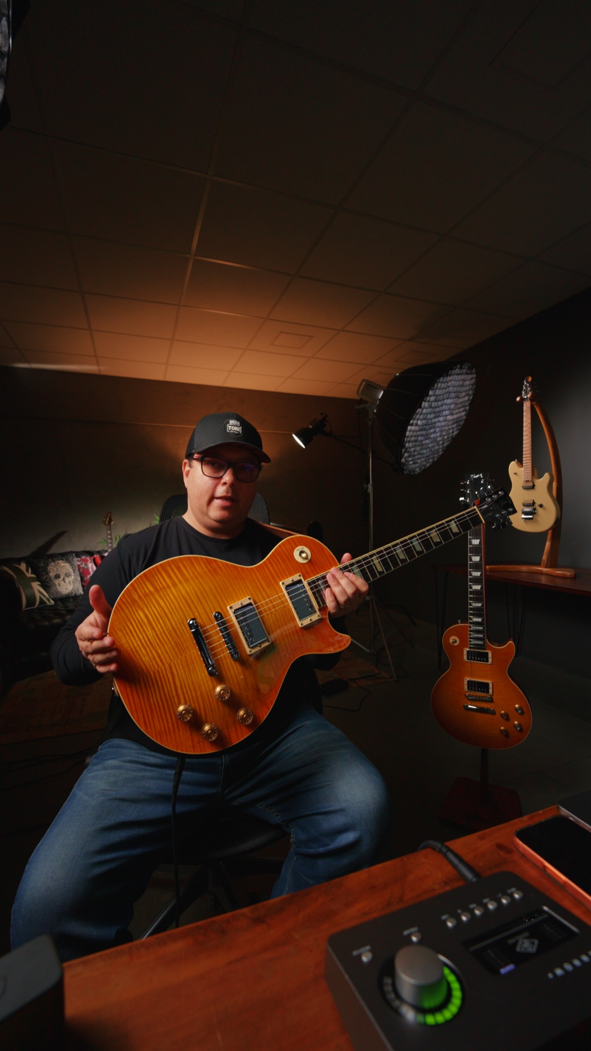 Brunetti segurando uma Les Paul no estúdio da The Tone Boutique